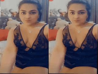 Hot Desi girl Shows Her Boobs Part 1