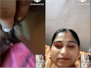 Bhabhi Shows Her Pussy