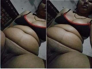 Desi girl Shows Her Pussy