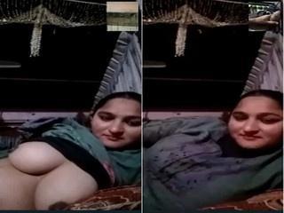 Paki Girl Shows Her Boobs