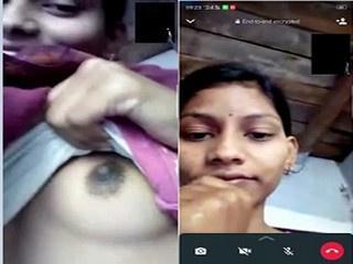 Desi girl Shows Boobs On VC