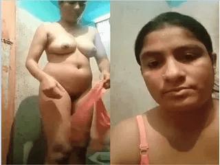 Desi Bhabhi Shows her Boobs and pissing