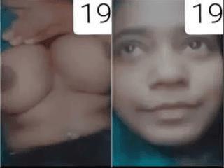 Desi Bangla Girl Shows Her Boobs