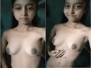 Cute Desi Girl Shows her Boobs
