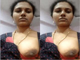 Sexy Desi Bhabhi Shows Her Boobs and Pussy