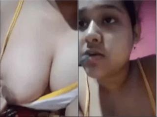 Cute Desi Girl Shows her Boobs