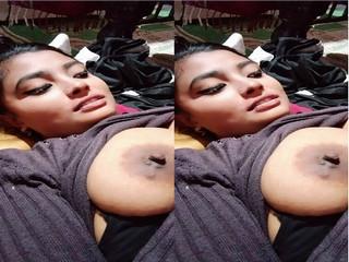 Desi Bhabhi Shows her Boobs