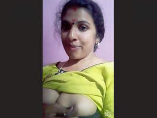 Mallu aunty Showing Milk Boobs