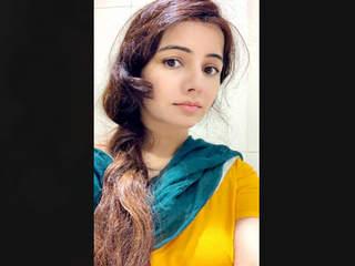 Pakistani Beautiful actress RabiPirzada Leaked Video