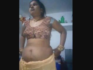 Desi Bhabhi Shows her Boobs and Pussy