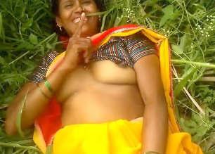 Indian village bhabhi outdoor boob show