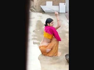 Bhabhi outdoor bathing secretly captured by neighbor