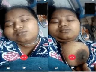 Tamil Bhabhi Showing Boobs on Video Call