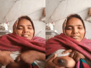 Desi Bhabhi Showing boobs with Hindi Talking