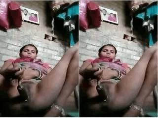 Desi Bhabhi Masturbating