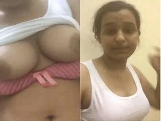 Desi Girl Showing Her Boobs