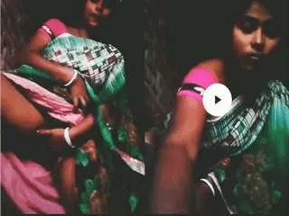 Desi Village Bhabhi Showing Fingerring