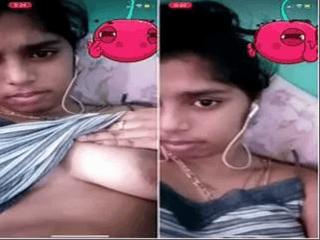 Cute Lankan Girl Showing Her Boobs
