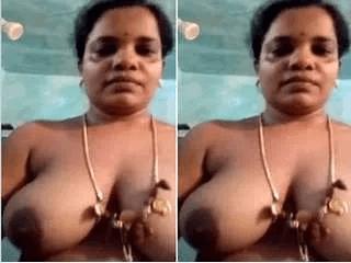 Desi mallu Bhabhi Bathing