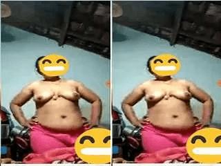 Desi Telugu Bhabhi Showing Her Big Boobs