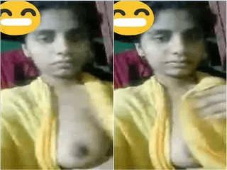Cute Desi Girl Shows her Boobs On VC