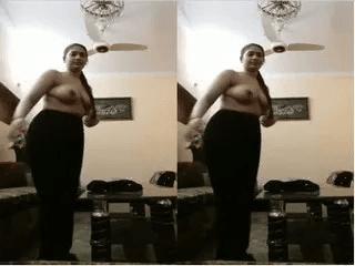 Sexy Punjabi Girl Shows her Boobs