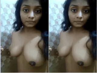 Desi girl Shows her Boobs