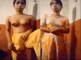 Desi Girl Shows her Boobs