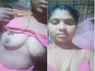 Desi Bhabhi Shows her Boobs and Pussy