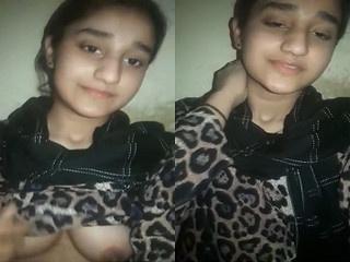 Desi Girl Shows her Boobs