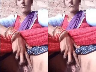 Desi Village Bhabhi Shows Pussy Part 1