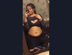 Desi lady showing boobs