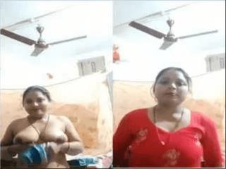 Desi Bhabhi Shows Her Boobs