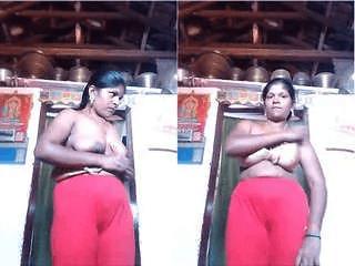 Tamil Bhabhi Shows her Boobs