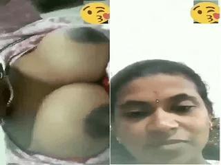 Desi Bhabhi Shows her Boobs